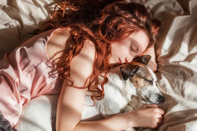 Šta otkriva navika da ljubimac spava u vašem krevetu